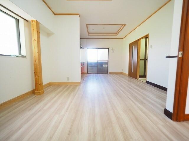東園田６丁目貸家 リビング