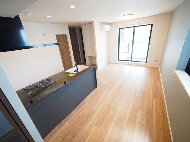 Ｆｏｒｅｎａ　Ｃｏｕｒｔ　塚口　Ｗｅｓｔ（301） リビング