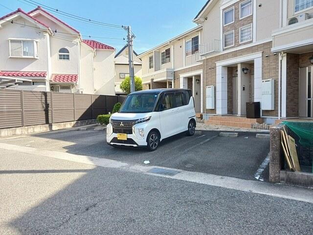 エレガンシア（202） 駐車場