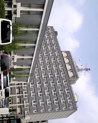 尼崎市役所：1076m