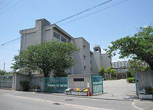西宮市立真砂中学校：1818m