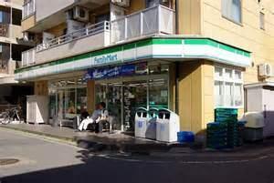 ファミリーマート猪名寺駅前店：370m