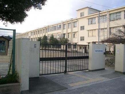 尼崎市立立花中学校：942m