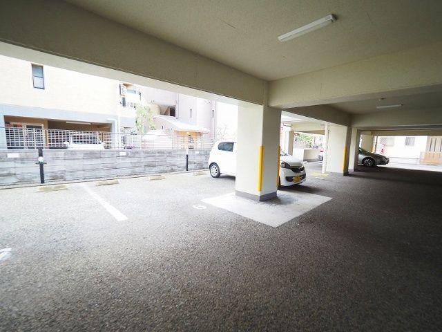 ジュネス南塚口（301） 駐車場