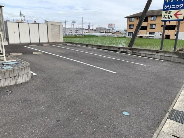 ハイネスコート（202） 駐車場