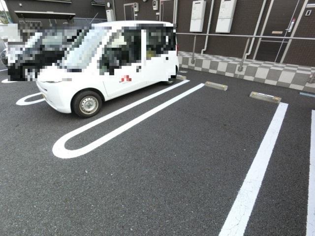 シャイニー（102） 駐車場
