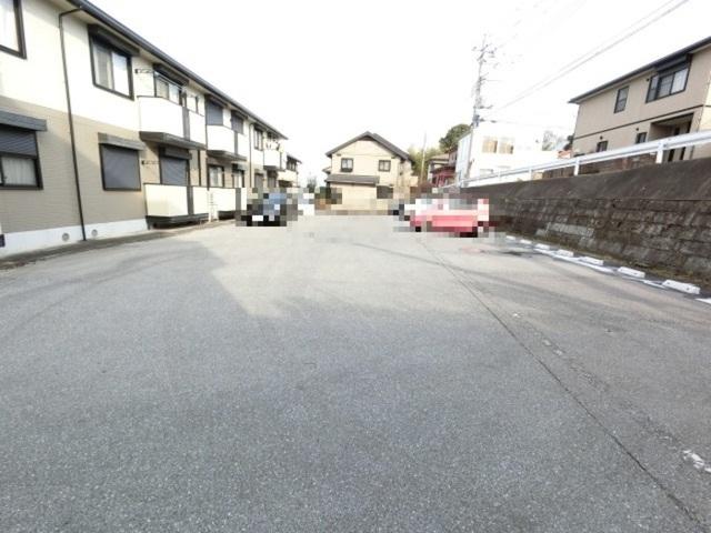 ラスリーズ（103） 駐車場