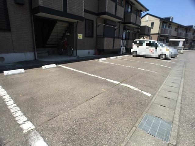 ロイヤルガーデン（203） 駐車場
