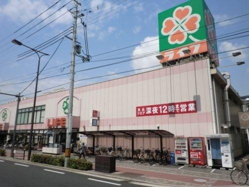 ライフ十三東店：366m