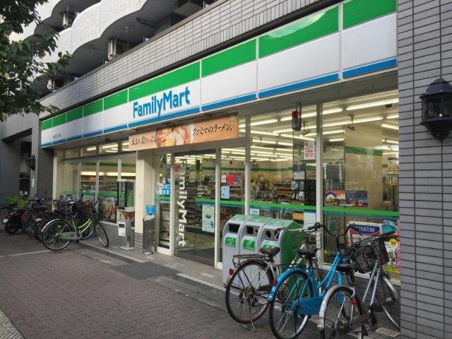 ファミリーマート東三国三丁目店：245m