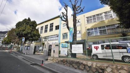 神戸市立上野中学校：390m