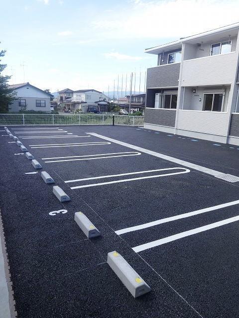 ヒルズアイルトンⅣ（201） 駐車場