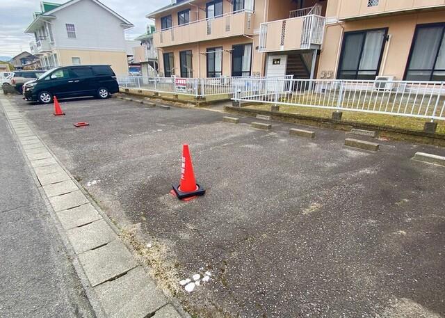 メゾン鳴神（202） 駐車場