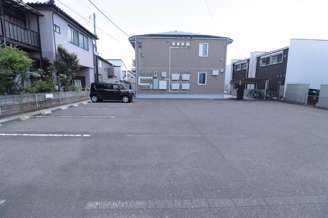 メゾン・ド・レサン（105） 駐車場