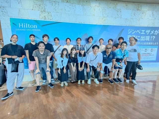 社員旅行みんなで集合写真2022年は沖縄旅行でした。