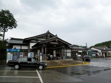 高尾駅：1700m