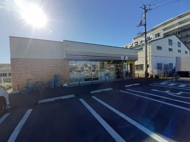 セブンイレブン足立江北橋東店：244m