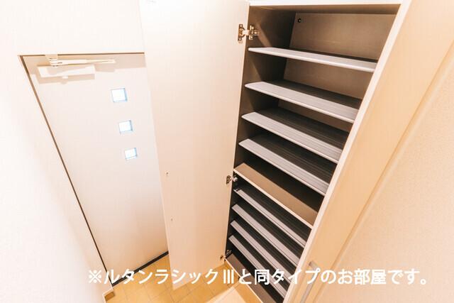 メゾン　サブーリュ（301） 収納