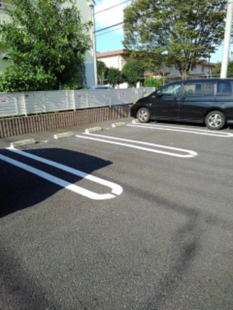 ブリリアント　コスモ（203） 駐車場