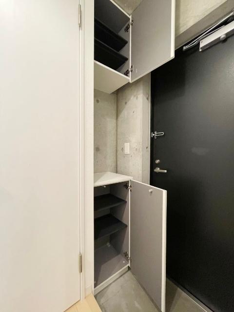 クローバー八番館（205） 玄関