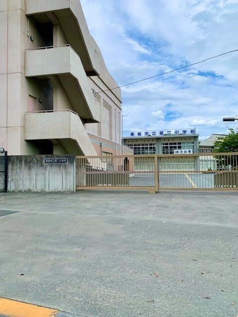 青梅市立第二小学校：900m