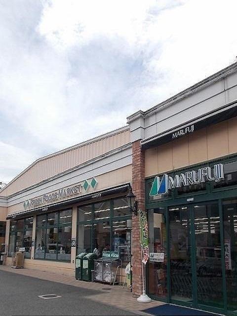 マルフジ福生店：750m