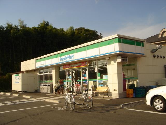 コンビニエンスストア　ファミリーマート：50m