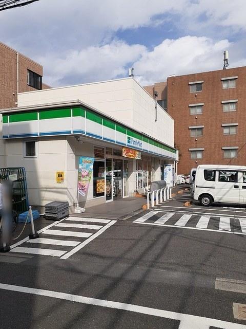 ファミリーマート世田谷二丁目店：300m