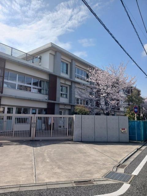 区立喜多見小学校：750m