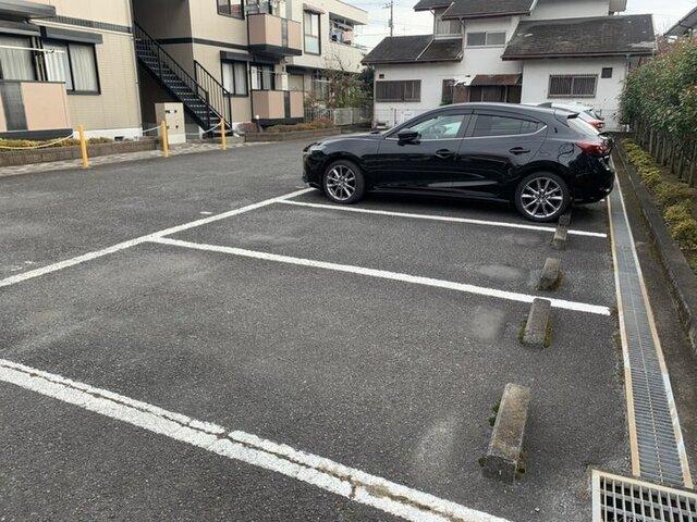 グランシャリオ（105） 駐車場