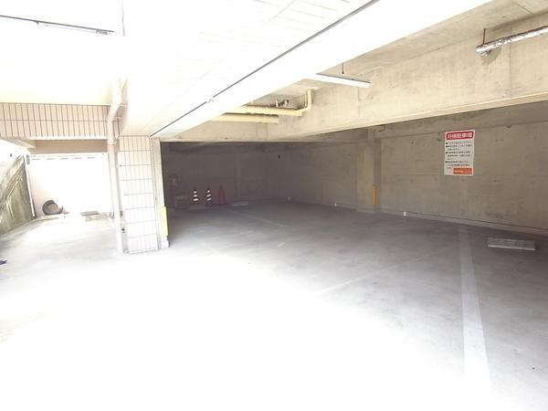 レジデンス六本木（401） 駐車場