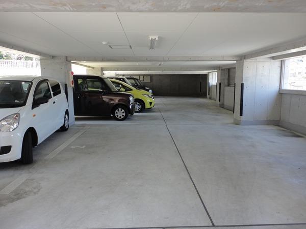 ガーデン桜坂（304） 駐車場