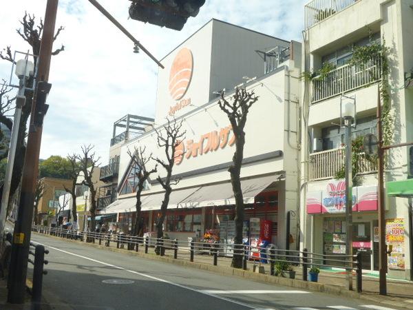 ジョイフルサン城栄店：127m