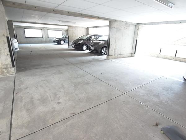エクセレンス下屋敷（303） 駐車場
