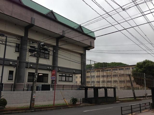 長崎市立山里中学校：215m