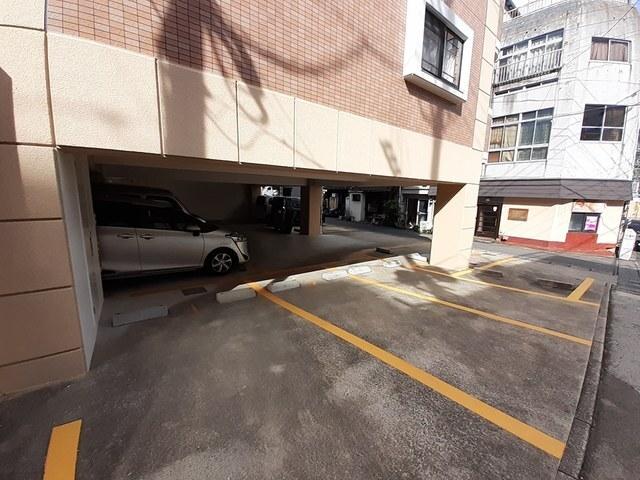ブランドール大井手（402） 駐車場