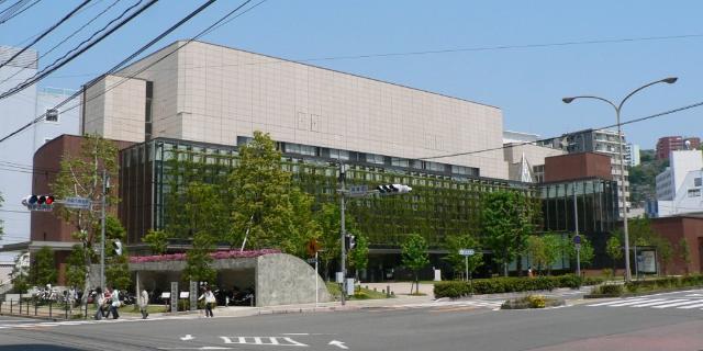長崎市立図書館：438m