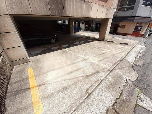 ブランドール大井手（203） 駐車場