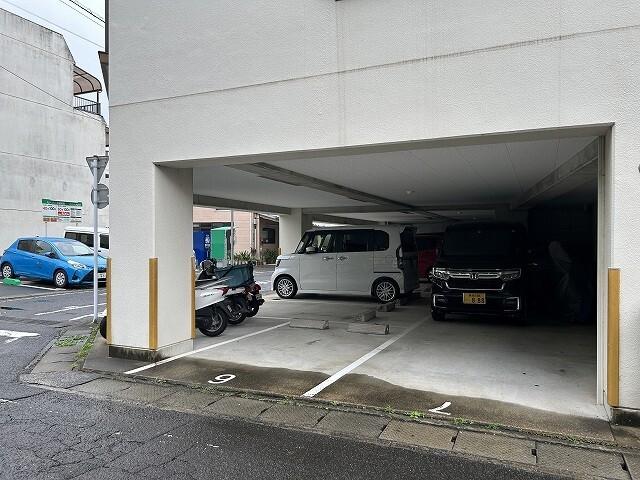 トパーズ城栄（401） 駐車場