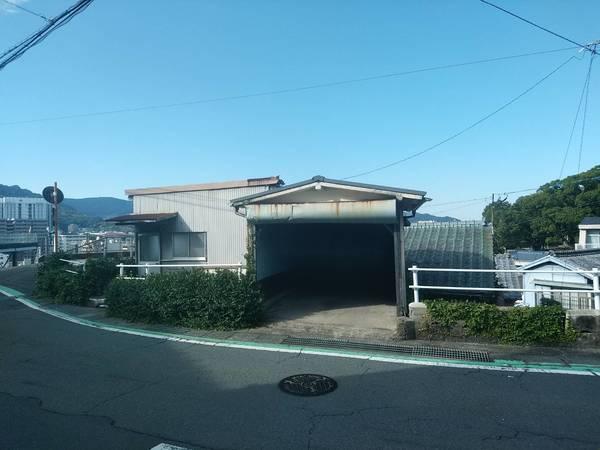 バス通りに駐車スペースがあります。