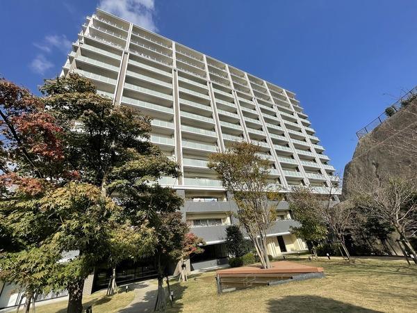 重厚感のある14階建てのマンション♪陽をたっぷりと浴びれるエリアです！