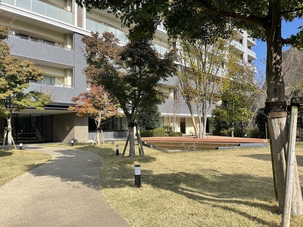 エントランスはシンプルな造りで高級感があります。