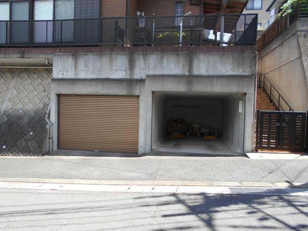 電動シャッター付車庫ですので防犯性に優れており安心！