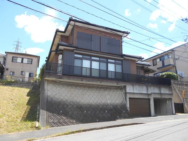 大通りから少し入ったところにございますので閑静な場所です。