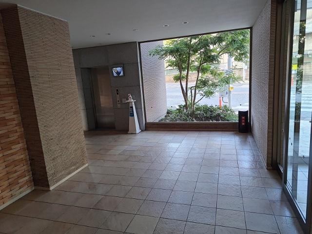 緑の植栽が映えるエントランス