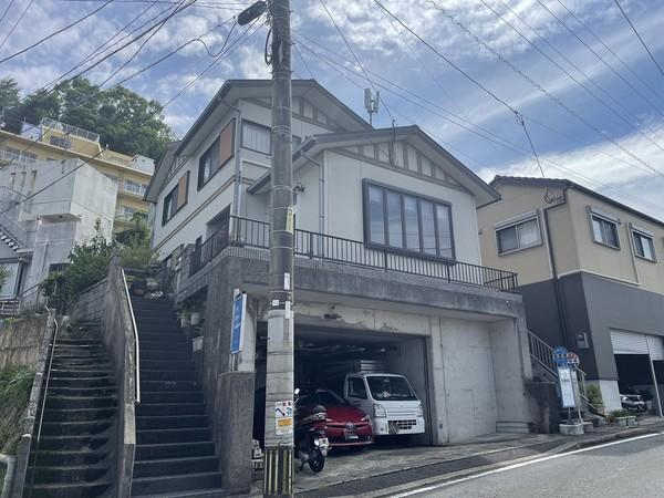 ハウスメーカー施工の邸宅です。