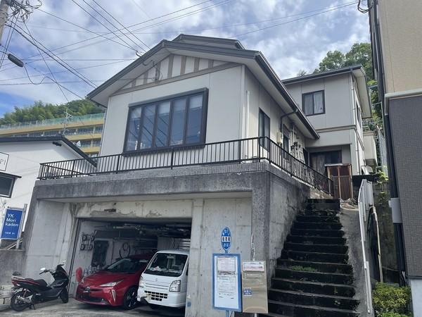 バス停目の前！駐車場屋根付きで雨からもお車守れます♪