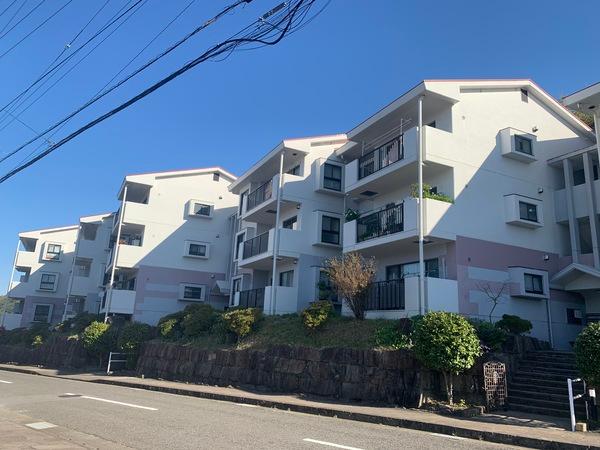 前面には建物が無く日当たりが良いです