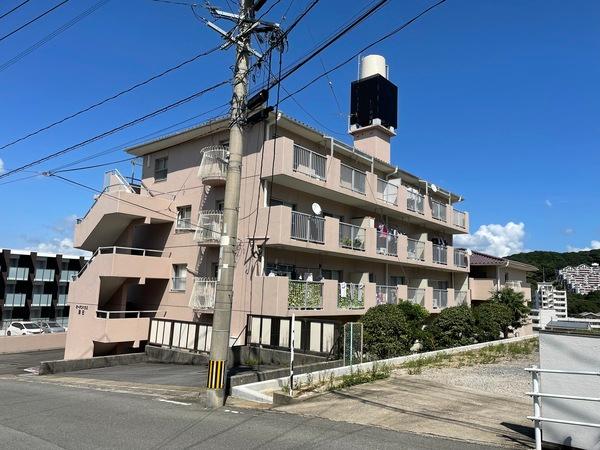 明るく風通しの良い場所に位置しております