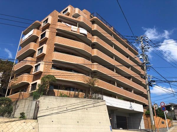 格調あるタイル張りの外観☆